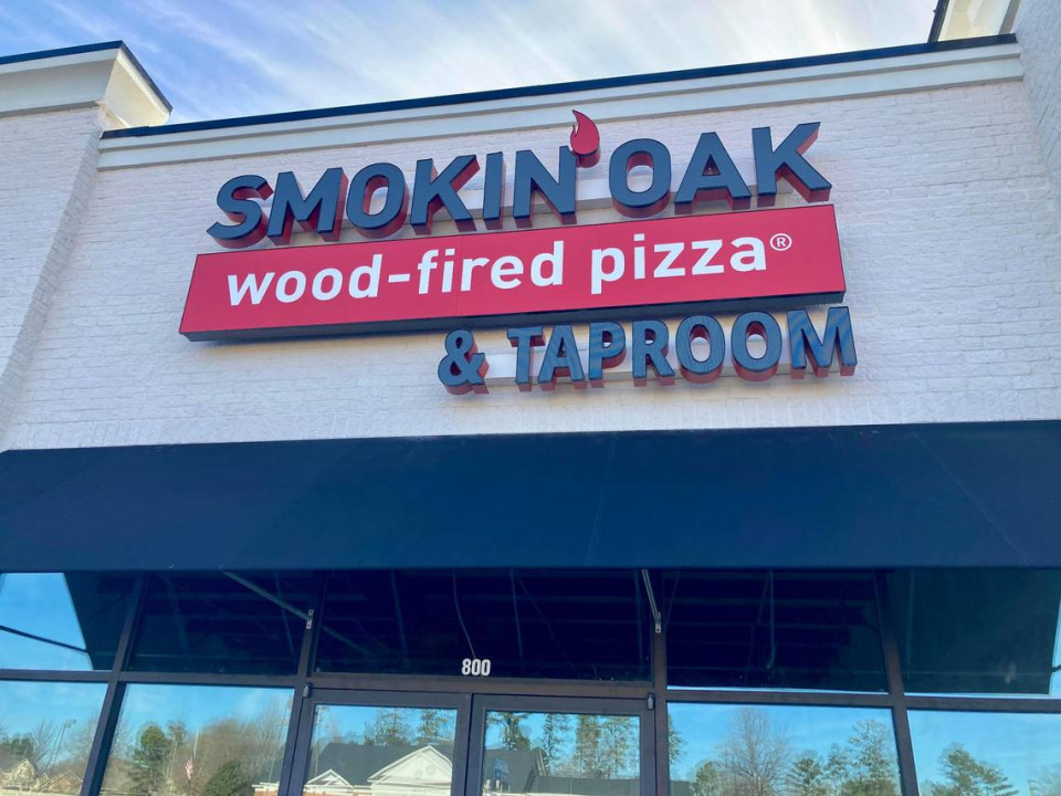 smokin oak sign daytime